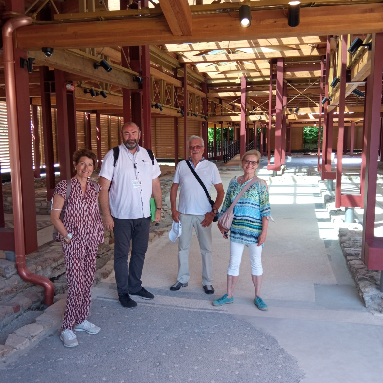 Mit netten Leuten bei der archäologischen Ausgrabungsstätte Domus Tito Macro in Aquileia